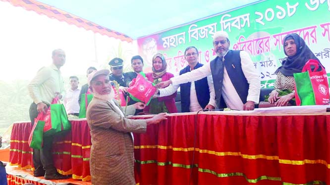 DAMUDYA(Shariatpur): Alamgir Hossain Majhi, Chairman, Damudya Upazila Parishad distributing prizes among the freedom fighters at a reception on the occasion of the Victory Day on Sunday.