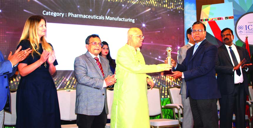 Choudhury Atiur Rasul, Chief Financial Officer of Agricultural Marketing Company Limited (AMCL), a sister concern of PRAN Group, receiving the 'ICMAB Best Corporate Award-2017' in the Miscellaneous Manufacturing Category from Finance Minister Abul Maal