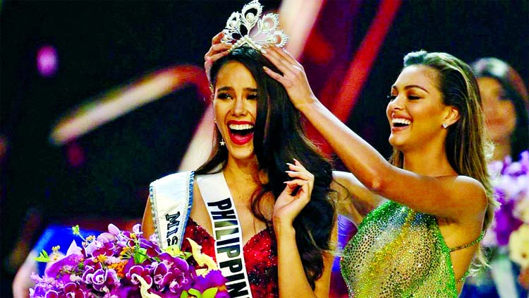 Miss Universe 2017 Demi-Leigh Nel-Peters, of South Africa, right, crowns new Miss Universe Catriona Gray, of Philippines, during the final of 67th Miss Universe competition in Bangkok on Monday.