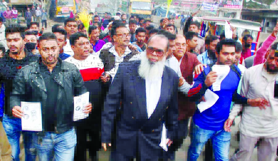 BNP candidate for Dhaka-4 constituency Alhaj Salahuddin Ahmed with party colleagues conducting electioneering in the city's Jatrabari area on Wednesday.