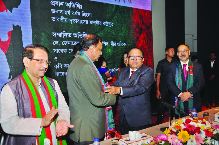 Chairman of Shanto -Mariam Foundation and Shaheed Muktijoddah Smriti Foundation Md lmamul Kabir Shanto handing over citation to former Army Chief Lt General Harun-Or-Rashid Bir Protik for his outstanding contributions during Liberation War at a functi