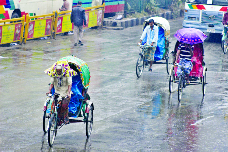 City residents face sudden trouble as whole day on Tuesday due to drizling caused by depression in the Bay of Bengal. The chilly-wind forced the people to get warm clothes. This photo was taken from Topkhana Road.