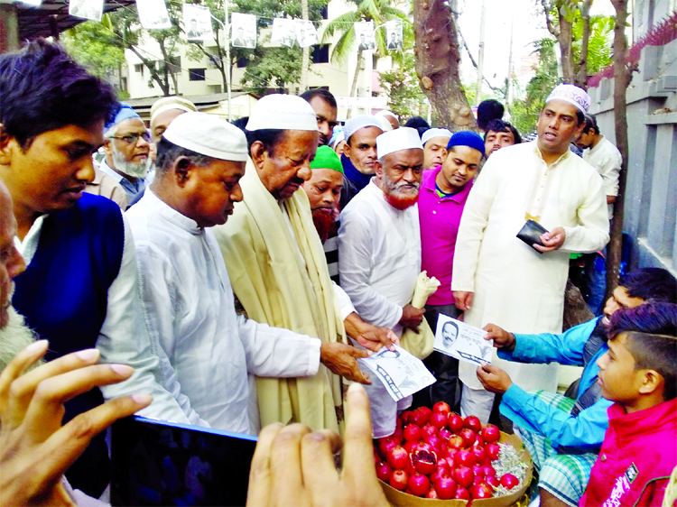 BNP candidate for Dhaka-10 constituency Abdul Mannan along with party colleagues conducting election campaign in the city's Dhanmondi area on Friday.
