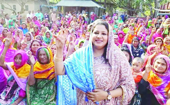 CHARGHAT (Rajshahi): Awami League candidate from Rajshahi-6 Shahariar Alom's wife Aisha Akter Dalia showing V-sign at a gathering of women at Bagha Upazila on Thursday.