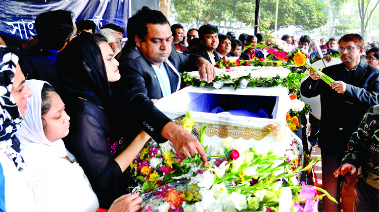 People of all strata of life paying tributes to renowned filmmaker and actor Amjad Hossain with placing wreaths when his body was brought to Central Shaheed Minar on Saturday.