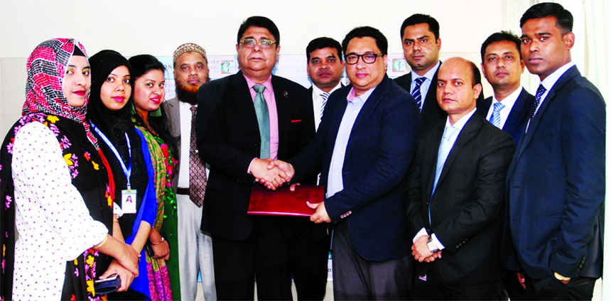 Syed Maruf Ali, Head of Cards of ONE Bank Limited (OBL) and Md. Mustafizur Rahman Khan, Head of Marketing of City Hospital Limited, exchanging a MoU signing documents to offer exclusive privileges for OBL Cardholders and employees at the Banks head office