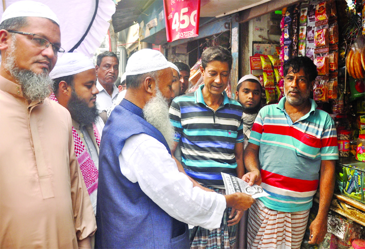 Islamic Shasontontro Andolon candidate for Dhaka-7 Seat Abdur Rahman conducting election campaign at Lalbagh area in the city yesterday.