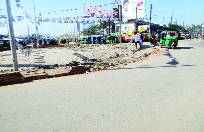 SYLHET: A severe traffic jam at South Surma Upazila due to renovation work of Kadamtali Muktijoddha Chattor. This snap was taken on Sunday.