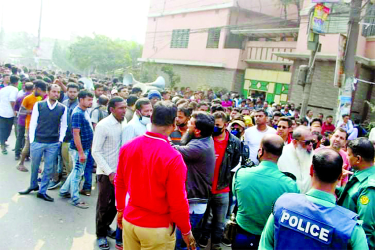 Election campaign of Oikyofront candidate for Dhaka-4 seat Salahuddin Ahmed was intercepted by the police as there was possibility of clashes with AL campaign. This photo was taken from Kadamtali-Shyampur area on Tuesday.