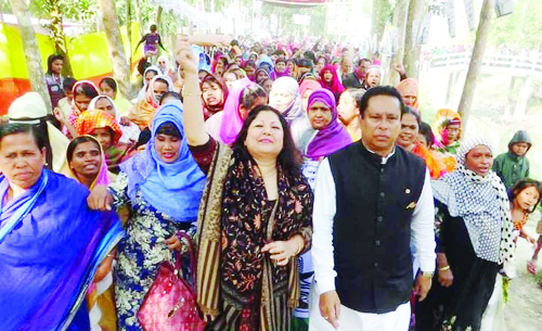KALKINI (Madaripur): Former Bangladesh Chhatra League leader Gulsan Ara Golap, wife of Dr Abdus Sobhan Golap, Awami League candidate from Madaripur-3 Constituency and Office-Secretary of Bangladesh Awami League led a huge election rally at Kalkini Upazi