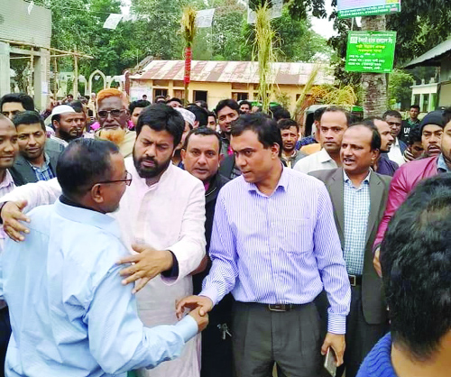 DAGANBHUIYAN (Feni): BNP candidate from Feni-1 Rafiqul Alam Majnu conducting election campaign at Chhagolniya Bazar on Tuesday. .