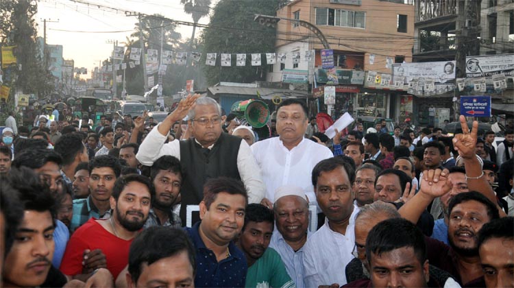 Dr Afsarul Ameen, Awami League candidate from Chattogram-10 Constituency seen at an election campaign at Noyabazar area on Saturday.