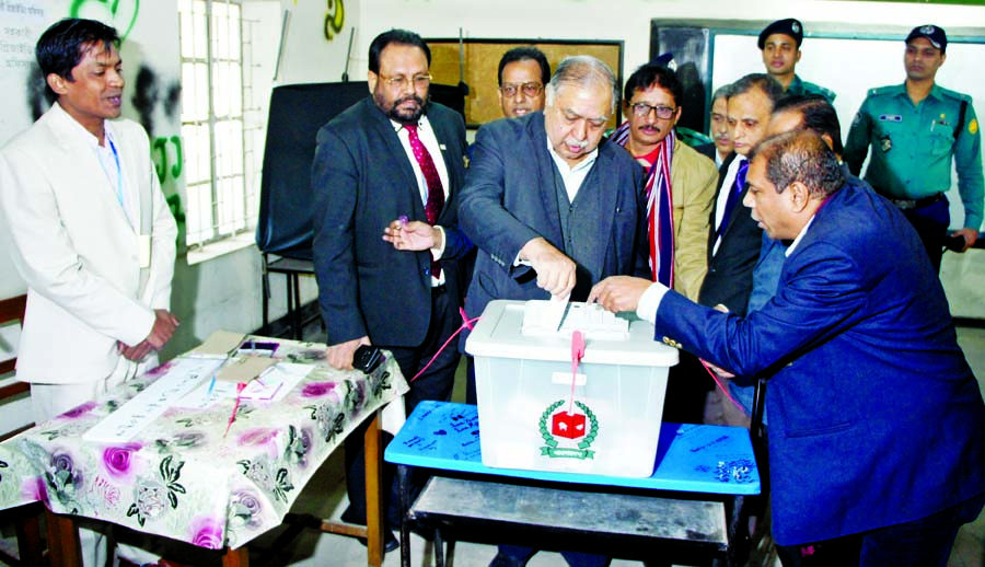 Oikyafront Convenor Dr Kamal Hossain cast his vote at Viqarunnisa Noon School and College in national parliamentary election yesterday.