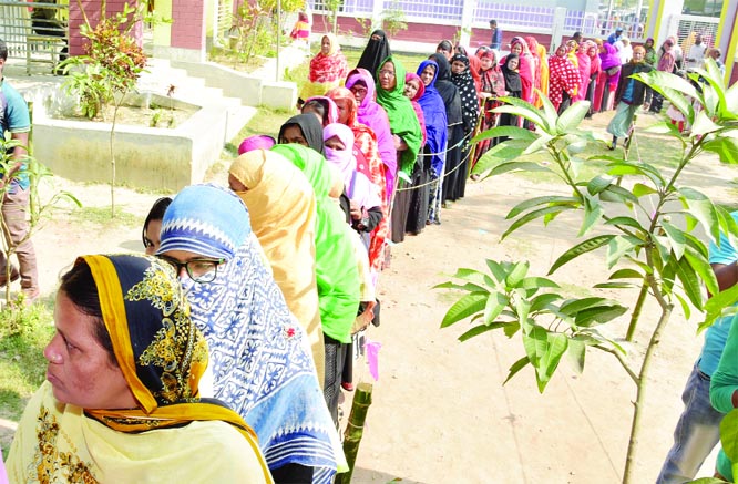 BOGURA: Female voters waiting to cast their votes in the national parliamentary election at Charbochai Govt. Primary School Centre in Bogura Sadar Upazila yesterday.