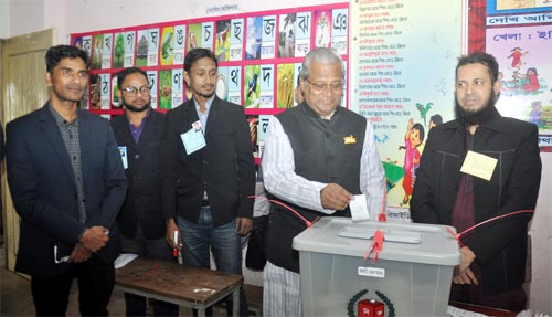 Awami League candidate for Chattogram-10 Seat Dr Afsarul Amin casting his vote at Panhori High School polling centre yesterday.