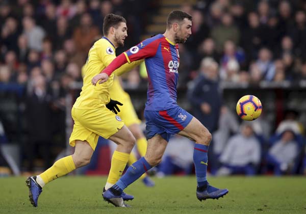 Crystal Palace's James McArthur (right) and Chelsea's Mateo Kovacic during their English Premier League soccer match at Selhurst Park in London on Sunday.