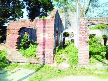 CHANDPUR : Chandpur Railway Hospital and Maternity Clinic damaged by Cyclone Sidr in 2007 has been lying abandoned and unrepaired for 11 years.