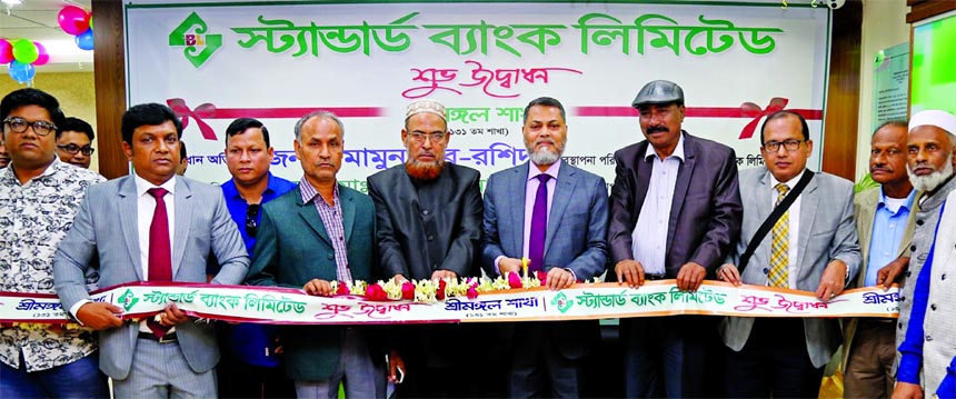 Mamun-Ur-Rashid, Managing Director of Standard Bank Limited, inaugurating its 131st Branch at Anik Super Market, Station Road, Sreemangal, Moulvibazar on Sunday. Md. Parvez Mahfuj Sylhet Regional Manager of the Bank presided over the ceremony.