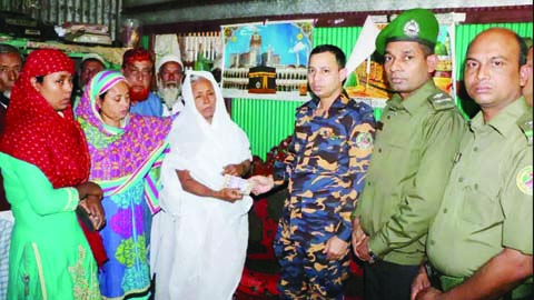 BANCHHARAMPUR(Brahmanbaria): Md Shakhawat Hossain, Director, 33 Ansar Battalion giving financial aid to the family members of late Ansar Abdul Latif on Monday who died of heart attack during election duty in Banchharampur Upazila.