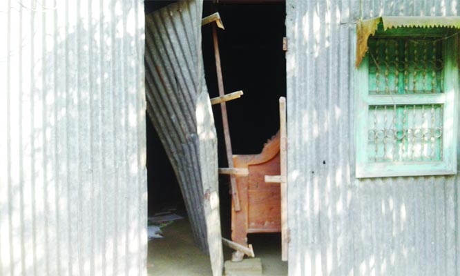 ULLAPARA (Sirajganj ): Miscreants vandalised the residence of Abdur Razzak , former headmaster of a govt primary school at Maguradanga village under Ullapara Upazila in Sirajganj on Tuesday night .