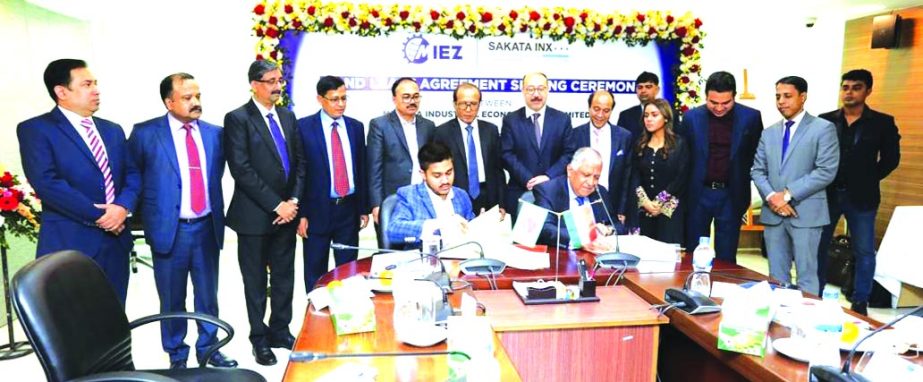 Officials from Sakata Inx (Bangladesh) Private Limited (wholly owned subsidiary of Sakata Inx (India) Private Limited) and Meghna Industrial Economic Zone (MIEZ), signing a land lease agreement for setting up a factory to manufacture liquid inks in Bangla