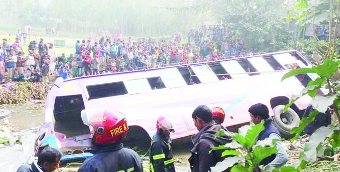 ULLAPARA (Sirajganj ): A bus falls into ditch injuring 30 people at Paikpara village on Nagarbari-Bogura Highway yesterday.