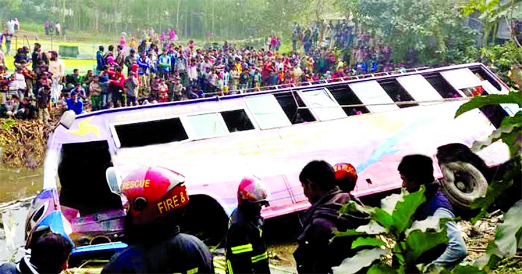 A passenger bus of Alik Paribahan skidded into a roadside ditch on Nagarbari-Bogura Highway at Ullapara Upazila in Sirajganj on Friday leaving 30 people injured.