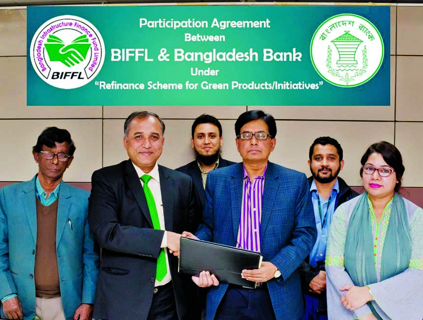 SM Formanul Islam, Executive Director of Bangladesh Infrastructure Finance Fund Limited (BIFFL) and Manoj Kumar Biswas, General Manager, Sustainable Finance Department of Bangladesh Bank exchanging an agreement signing documents on "Refinance Scheme for