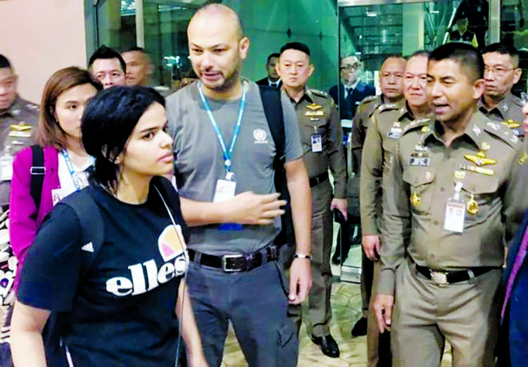 Rahaf Mohammed al-Qunun, pictured at Bangkok airport, says she