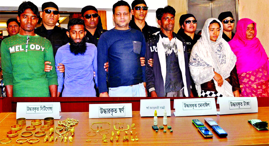 RAB team arrested 6 alleged dacoits with jewellery and cash money from their possession after raiding Gazipur areas on Friday. This photo was taken from RAB Media Centre.