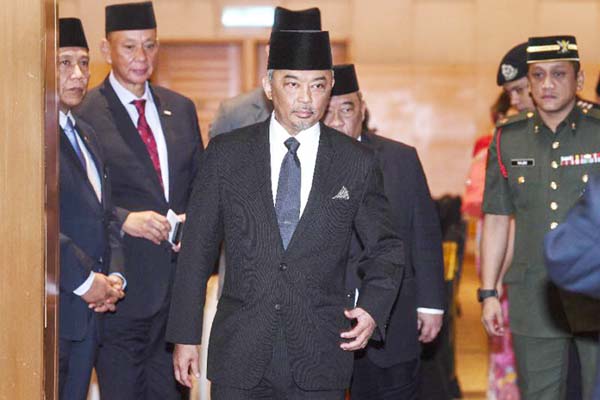 Tengku Abdullah Shah has replaced his father, Sultan Ahmad Shah as the ruler of Pahang state, the official Bernama news agency said