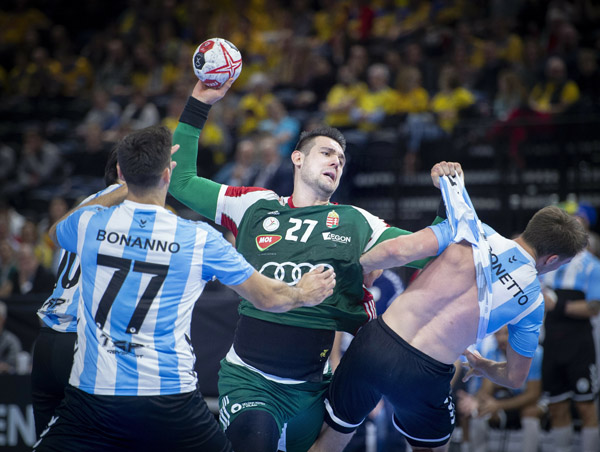 Bence Banhidi of Hungary (center) against Nicolas Bonanno Federico Matias Vieyra of Argentina during the men's Group D IHF Handball World Championship match between Argentina and Hungary in Copenhagen, Denmark on Friday.