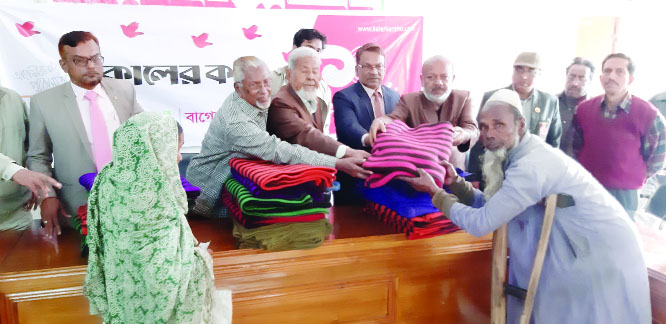 BAGERHAT: Blankets were distributed among the poor people at Bagerhat Press Club premises marking the 10th founding anniversary of the Daily Kalerkantha on Thursday.