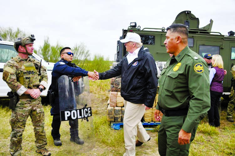 Donald Trump met with border patrol agents and police as he visited McAllen, Texas to push his plan for a wall on the US-Mexico border. Internet photo