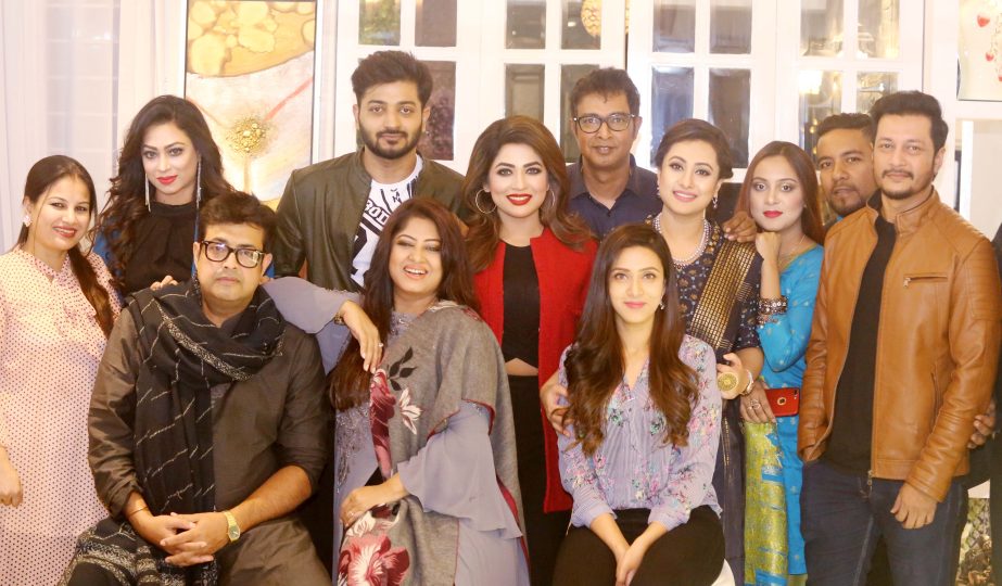 CELEBRITIESâ€™ GATHERING AT MIMâ€™S RESIDENCE: Last year popular actress Bidya Sinha Saha Mim shifted her residence from Niketan to Bashundhara Residential Area. On January 12, she invited celebrities at her residence where Lux superstar Azmeri