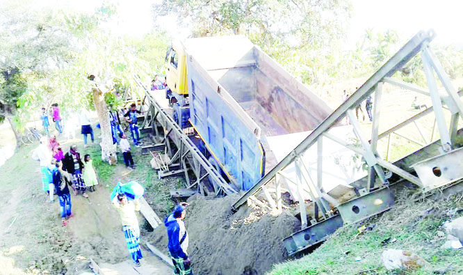 KULAURA (Moulvibazar): A view of collapsed bridge over Ratura canal in Gualbari union had collapsed on Friday night.