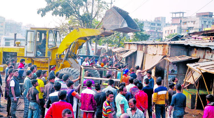 Narayanganj Roads and Highways Division evicted illegal structures at Rayerbagh area beside Dhaka-Chattogram Highway on Monday.