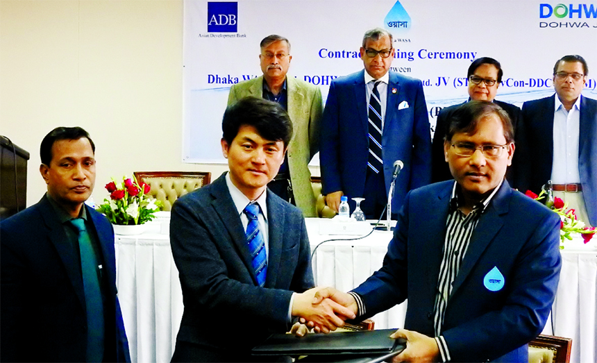 Md Akhtaruzzaman, Additional Chief Engineer-cum Project Director of Dhaka Water Supply Network Improvement Project (DWSNIP) and Kim, Sang-Hun Vice President of DOHWA Engineering sign a contract to develop the feasibility study, required design specificati