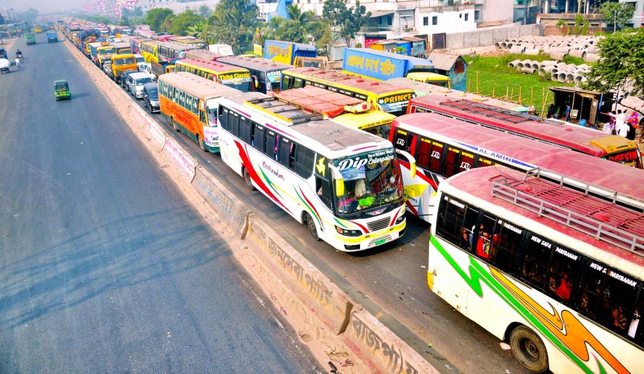 Hundreds of vehicles remain stuck as 20km traffic gridlock on the one side of the Dhaka-Chattogram Highway causing sufferings to commuters at the week end day. This photo was taken from Madanpur area on Friday.