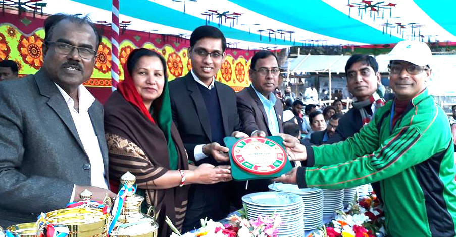 Former national athlete and President of Manikganj District Physical Educationistsâ€™ Association Md Altaf Hossain (right) receiving the crest of honour from Anwara Khatun, Woman Vice-Chairman of Singair upazila, at Singair Government High S