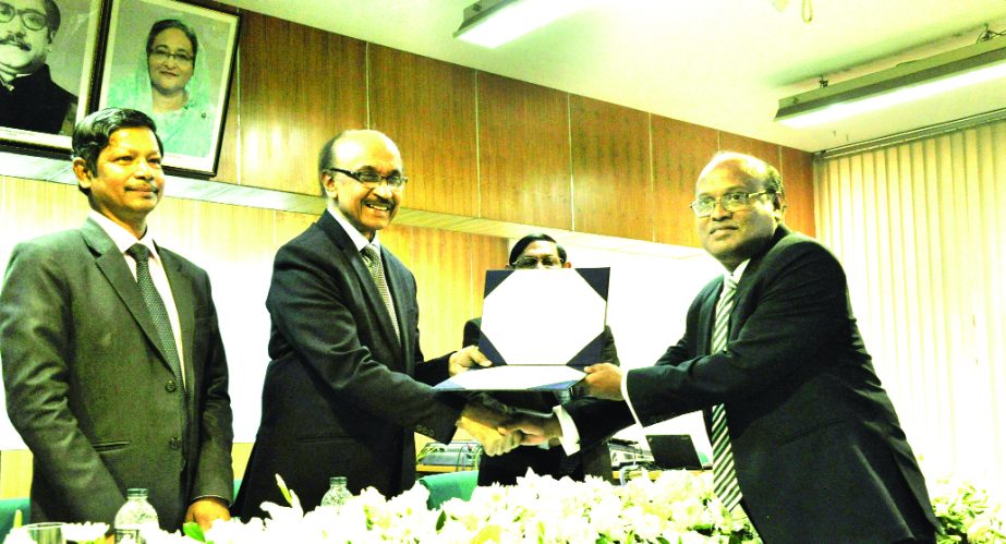 Dr. Mahmud Osman Imam, Audit Committee Chairman of Mercantile Bank Limited, receiving ICRR Guidelines Certificate of Appreciation from Fazle Kabir, Bangladesh Bank (BB) Governor at Bangladesh Institute of Bank Management auditorium (BIBM) in the city rece