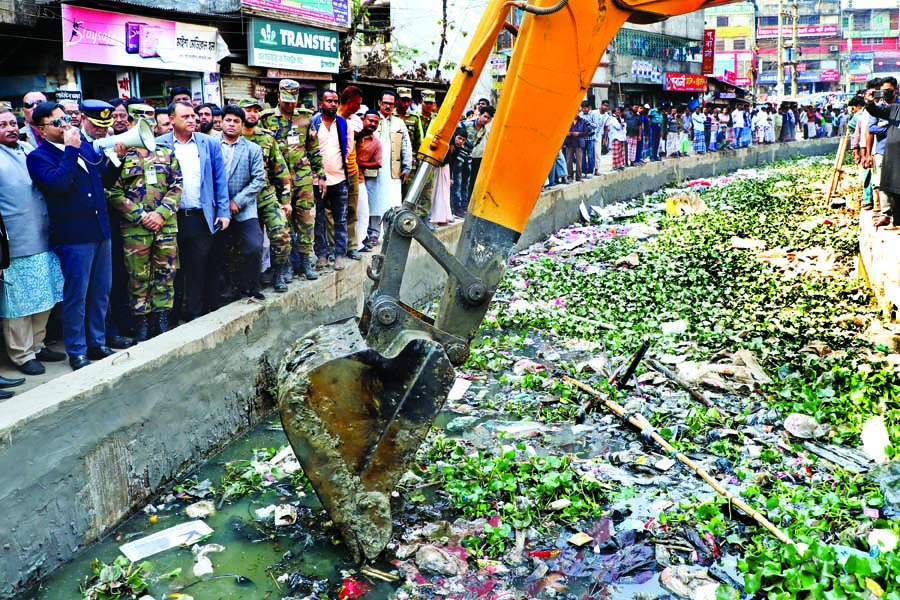 DSCC starts removing hyacinth and domestic wastes from 2-km long Kutubkhali canal in Dolairpar in city on Monday.