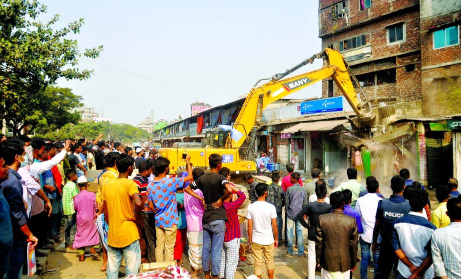 Railway authorities evicted illegal establishments built on its own land by the grabbers. This photo was taken from Gopibagh area on Tuesday.