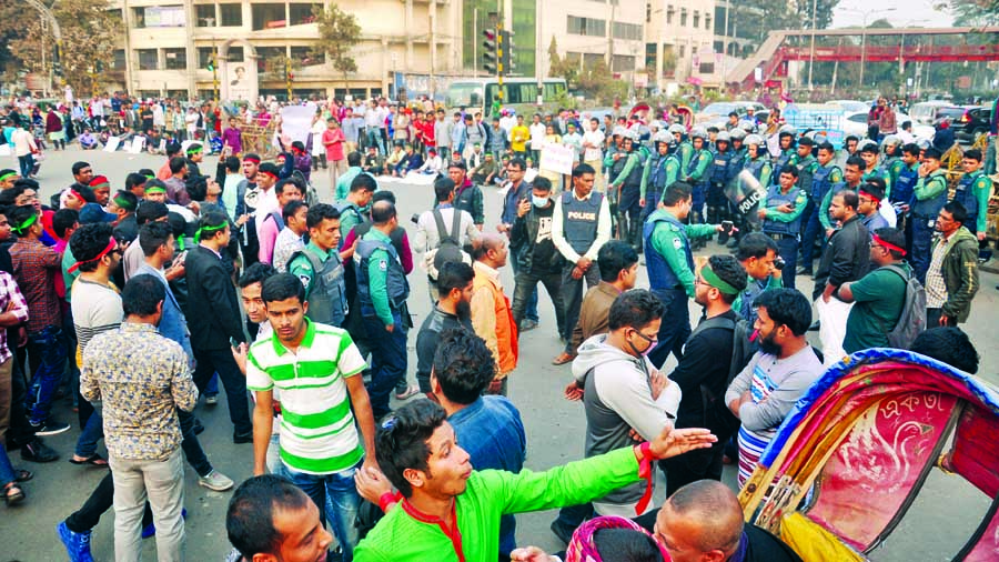 Muktijoddha Santan blocked the Shahbagh intersection again on Tuesday and staged demonstration, demanding to keep their 30 percent quota for jobs intact.