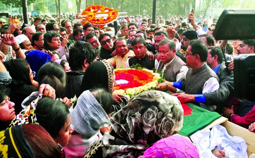People from all walks of life paid last respect to noted musician and freedom fighter Ahmed Imtiaz Bulbul by giving floral wreaths on his coffin at the Central Shaheed Minar in the city on Wednesday.
