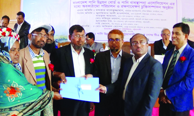 PATUAKHALI: Bangladesh Water Development Board and Water Management Association signed an agreement for renovation of sluicegates and embankments in the district recently .