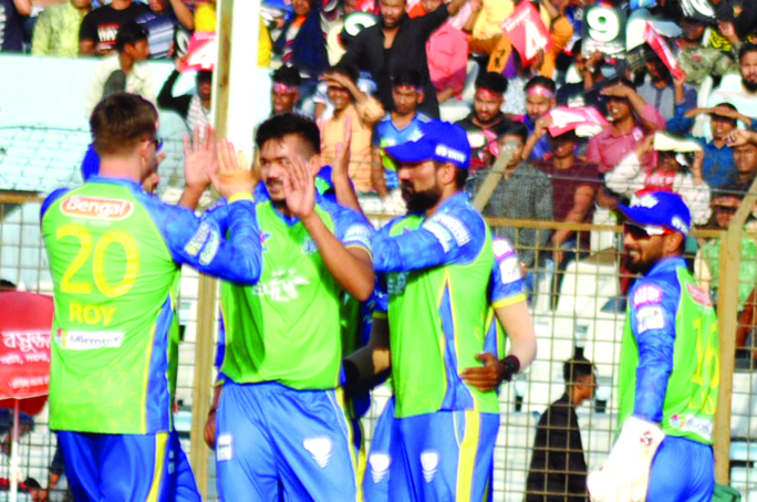 Players of Sylhet Sixers celebrating after dismissal of Fazle Mahmud during the 29th match of the UCB 6th Bangladesh Premier League (BPL) T20 cricket between Sylhet Sixers and Rajshahi Kings at Zahur Ahmed Chowdhury Stadium in Chattogram on Friday.