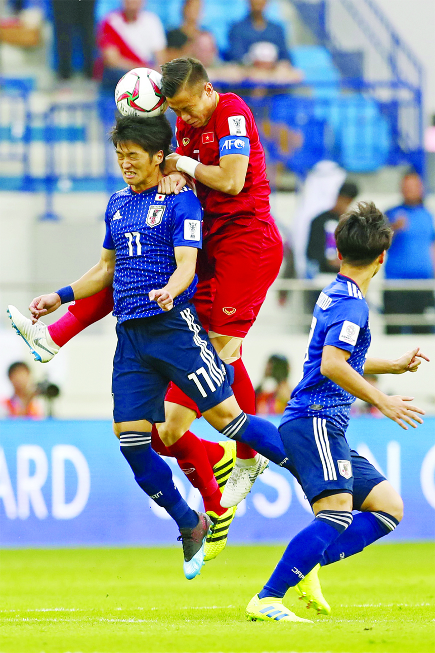 Japan's forward Koya Kitagawa (left) fights for the ball with Vietnam's defender Bui Then Dungi during the AFC Asian Cup quarterfinal soccer match between Japan and Vietnam at Al Maktoum Stadium in Dubai, United Arab Emirates on Thursday.