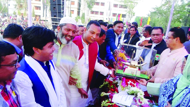 KALKINI (Madaripur): Kalkini Upazila Awami League accorded a reception to newly-elected MP Dr Abdus Sobhan Golap and Office Secretary of Bangladesh Awami League at Syed Abul Hossain College on Wednesday.