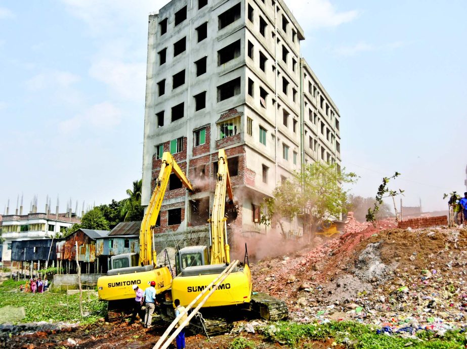 BIWTA evicting illegally constructed establishments on the bank of River Buriganga on Tuesday. This photo was taken from city's Kamrangirchar area.